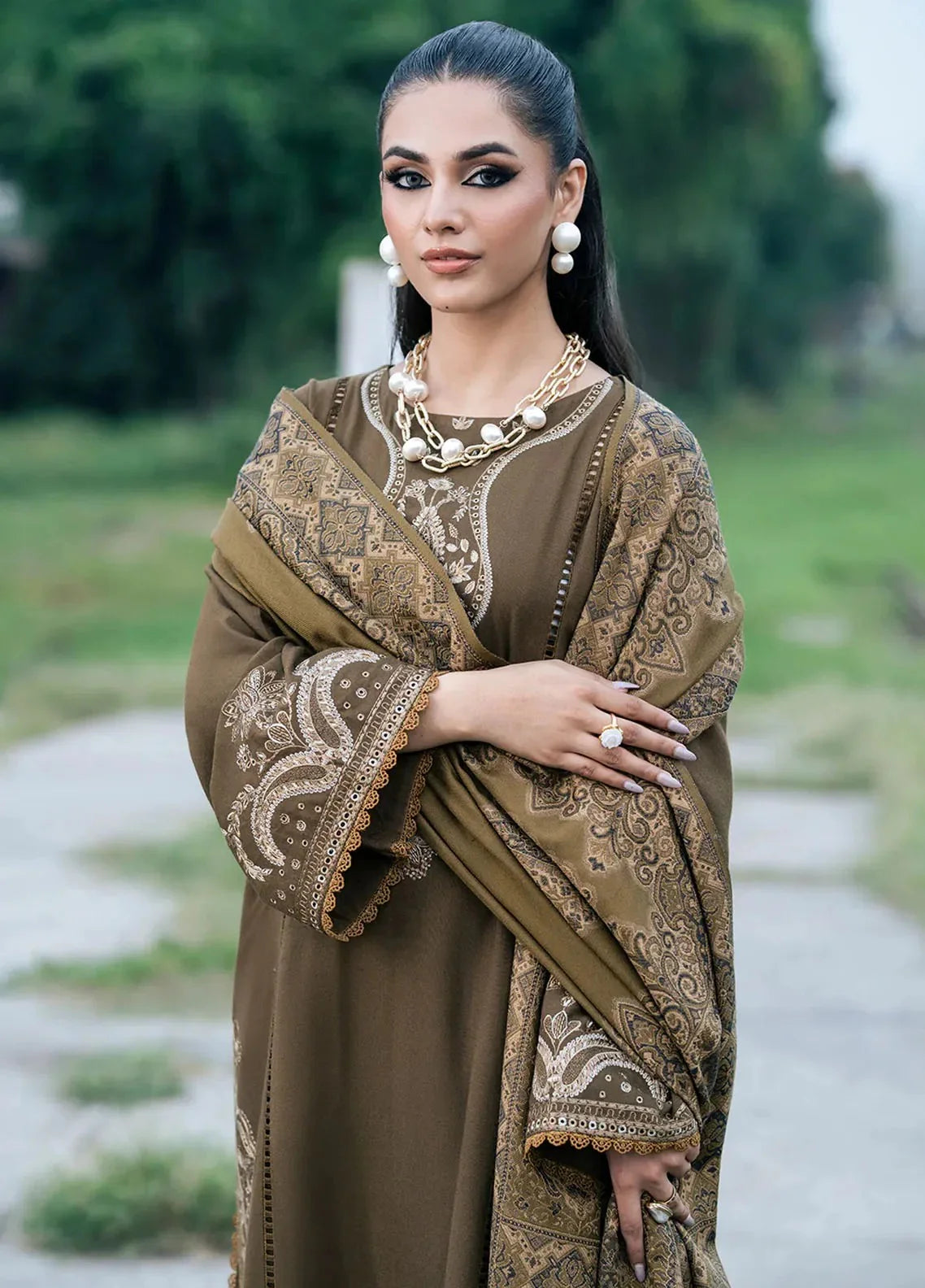 izel Embroidered Dhanak Three Piece D-101